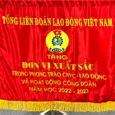 Tổng Liên đoàn Lao động Việt Nam tặng Cờ thi đua xuất sắc cho Công đoàn Trường Đại học Dược Hà Nội 